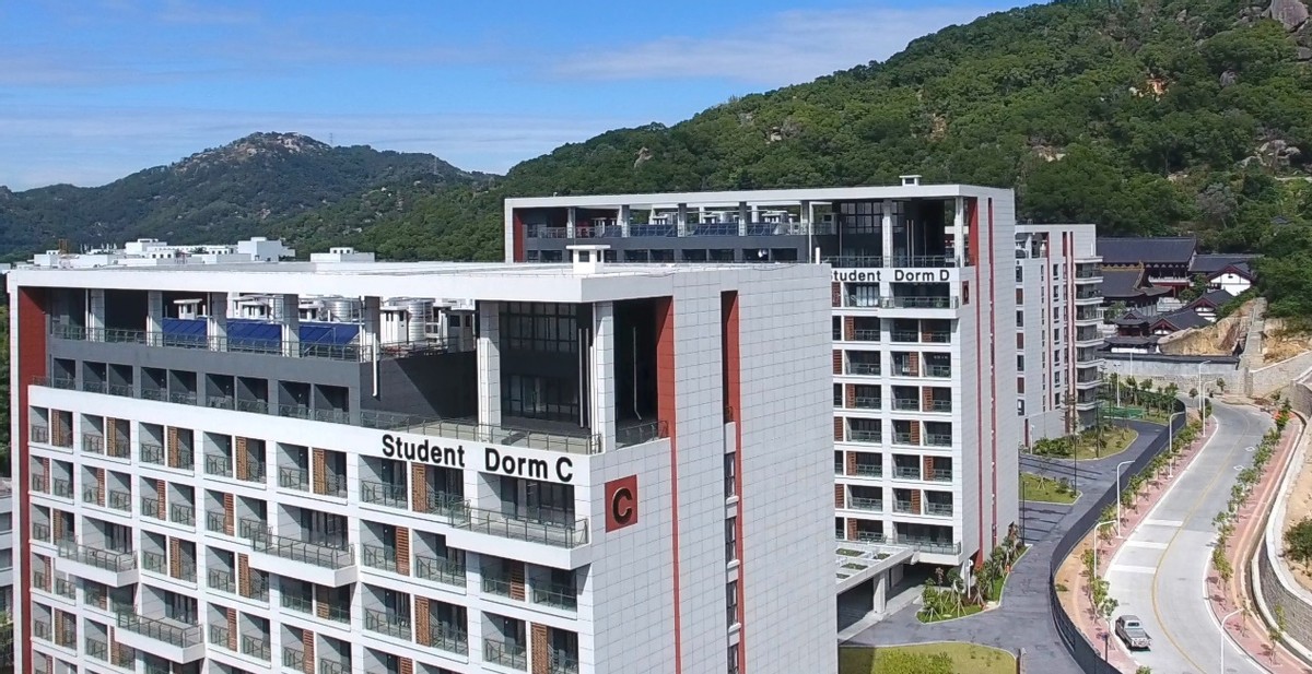 又是“别人家的大学”!“两房一厅”宿舍,“花园楼阁”餐厅!