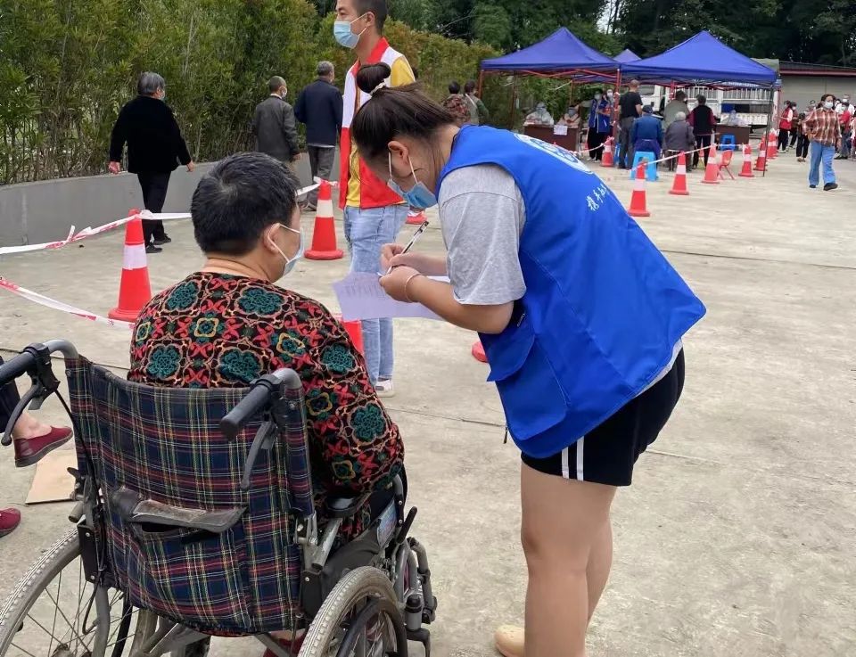 战疫进行时城西街道志愿者展风采,战疫志愿者在行动