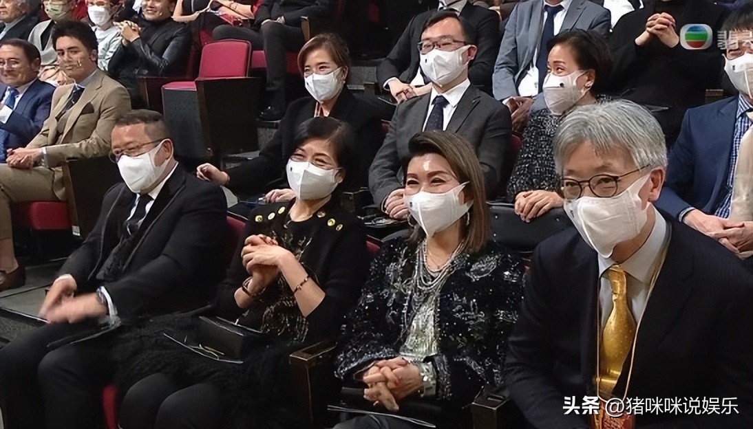 尴尬到冷场，万千光辉大奖竟然由珍姐获得，背后的原因曝光