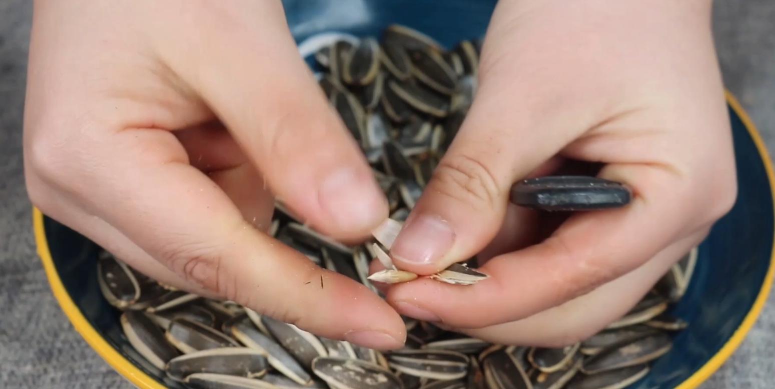 怎么快速用钥匙剥瓜子,剥瓜子方法