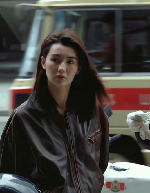 事实证明，独居贫民区、不婚无子的张曼玉，已经走上了另一条大路