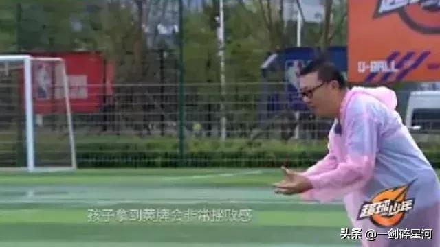 关浩津的红牌犯规是否也是在打董路的脸？