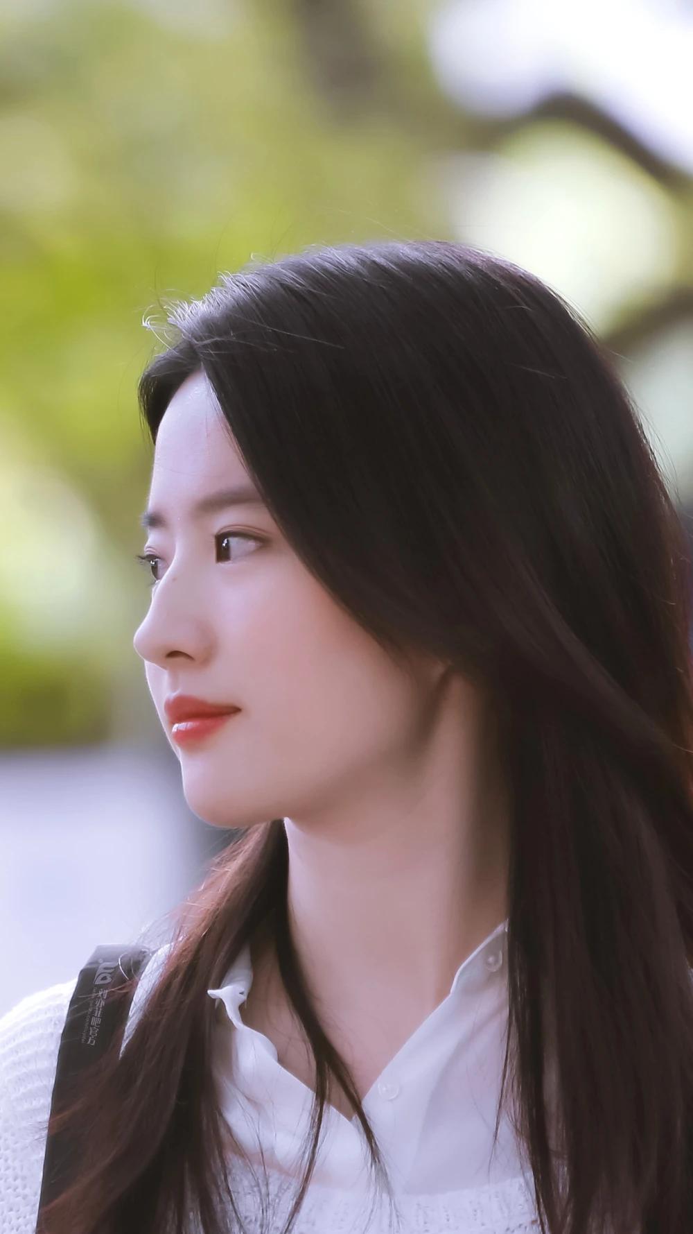 电影都差成这样了，她的颜值还是美得毫不受影响