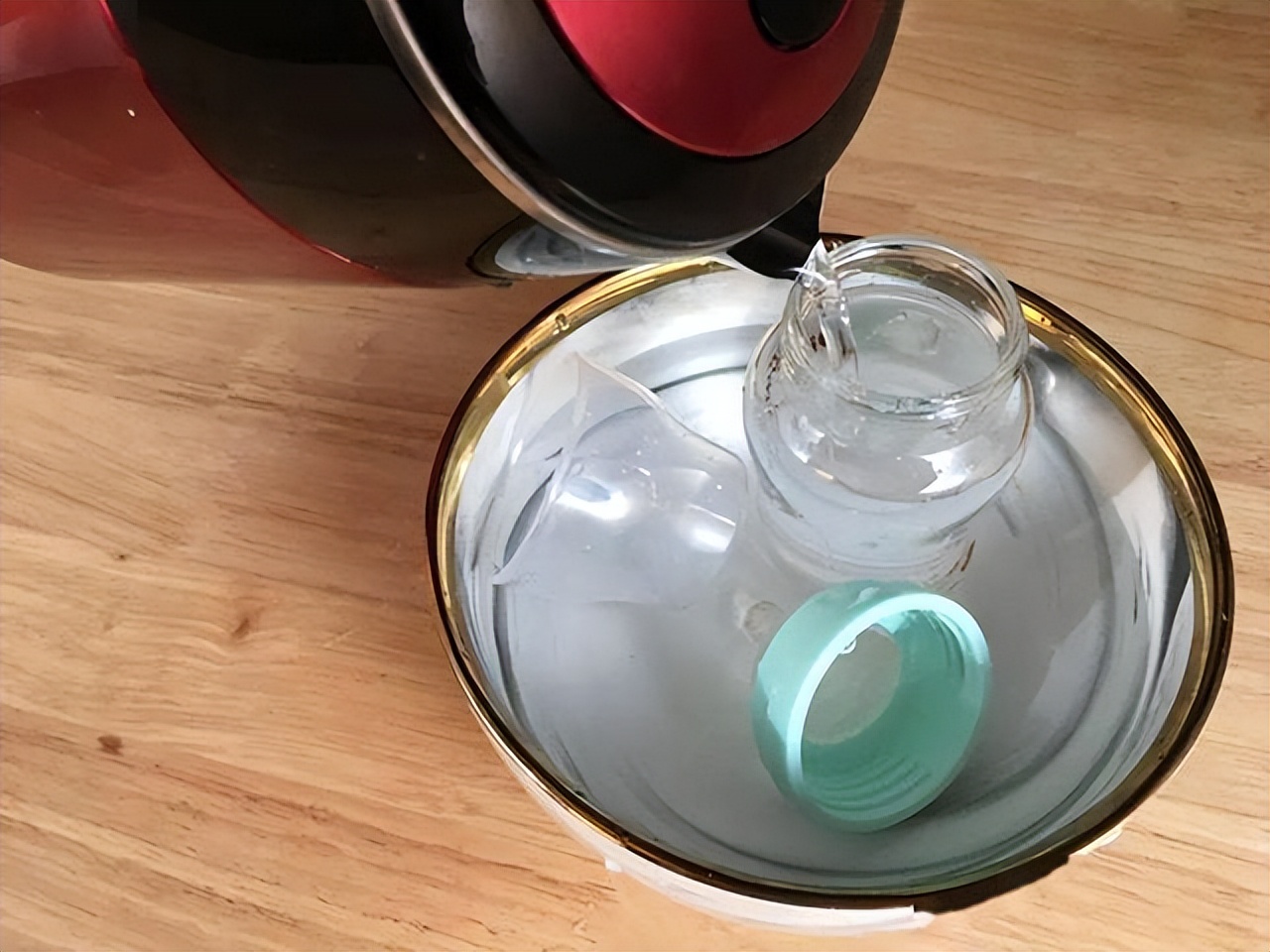 给奶瓶消毒用开水烫可以吗,婴儿奶瓶直接开水烫可以消毒吗