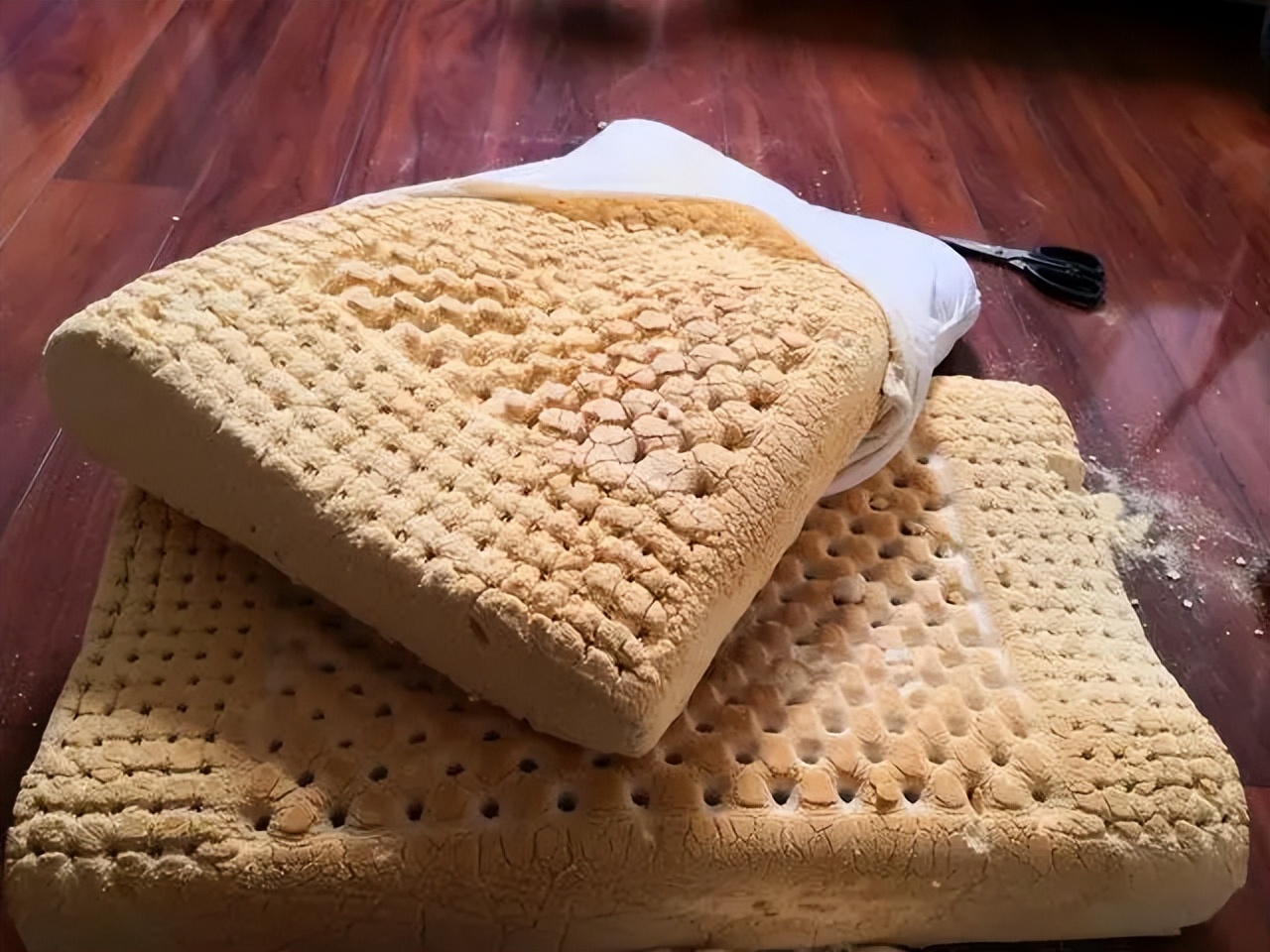 乳胶氧化发黄补救方法,乳胶枕芯发黄怎么清洗最简单方法