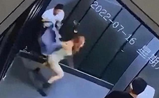 女子被男子扯着头发拖进厕所，男子露出*体下**小便，羞辱现场视频曝