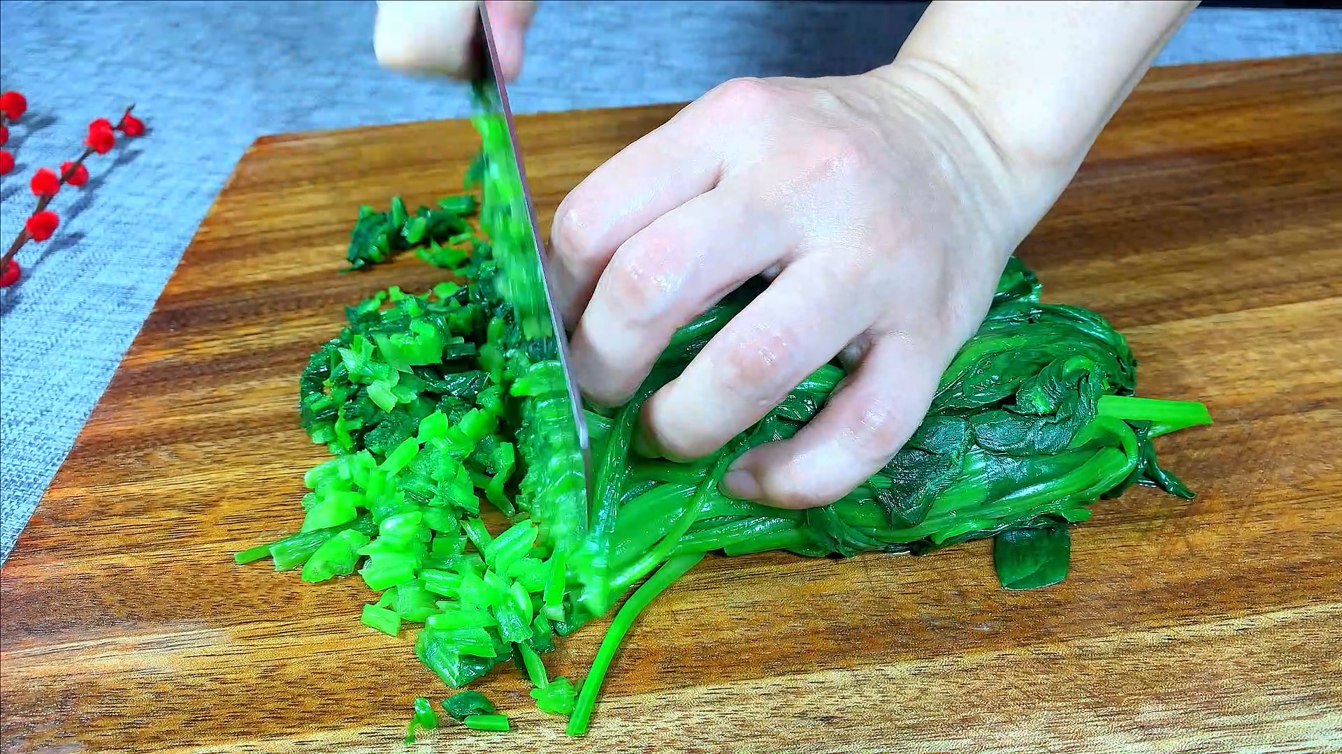 菠菜和什么吃会拉肚子,菠菜肠胃不好的人吃了会拉肚子吗