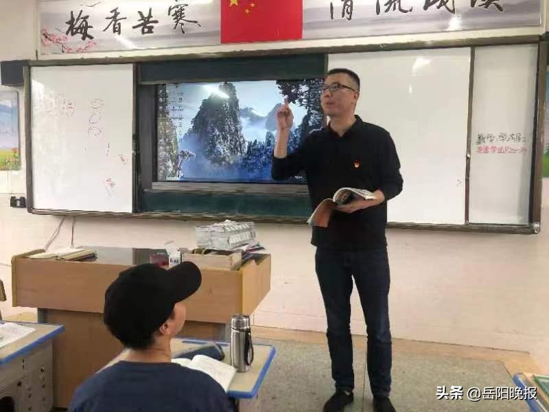 岳阳楼区梅溪中学：*党**员亮身份，*党**徽耀课堂