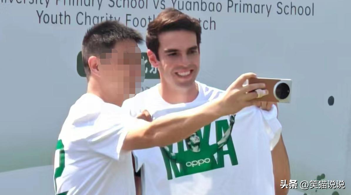 41岁卡卡现身北京活动：身材健壮状态佳，笑容灿烂好贵气