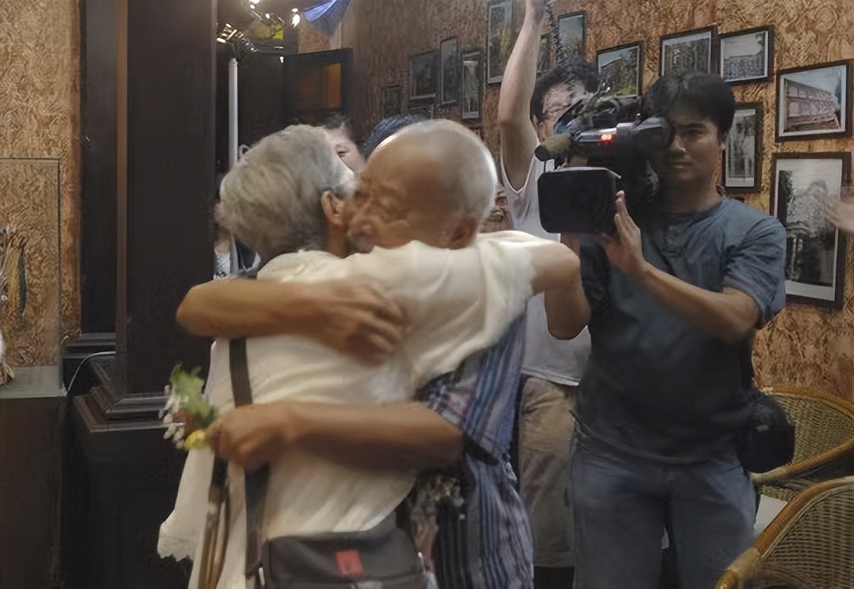 法国老太等中国初恋50年未嫁人,法国姑娘苦等初恋55年