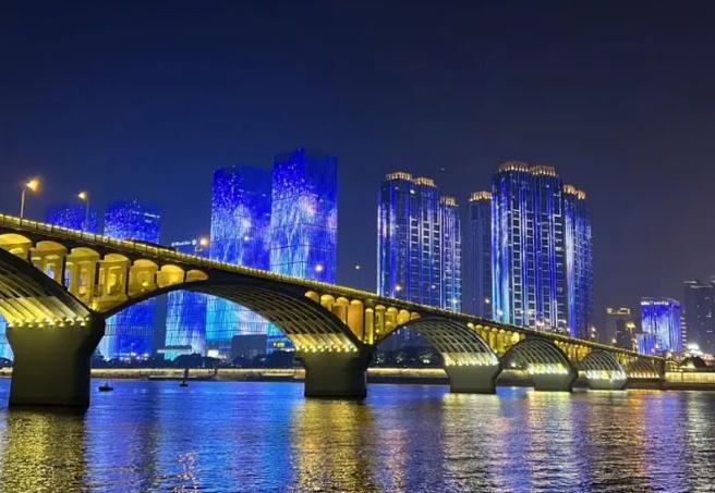 游客在长沙花115元买8根炸串,长沙游客不满8根炸串115元被骂穷