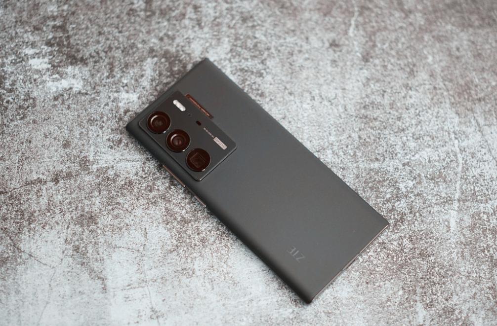 16+1TB卖7298，6400万三摄+屏下摄像技术，中兴4nm“机皇”如何？