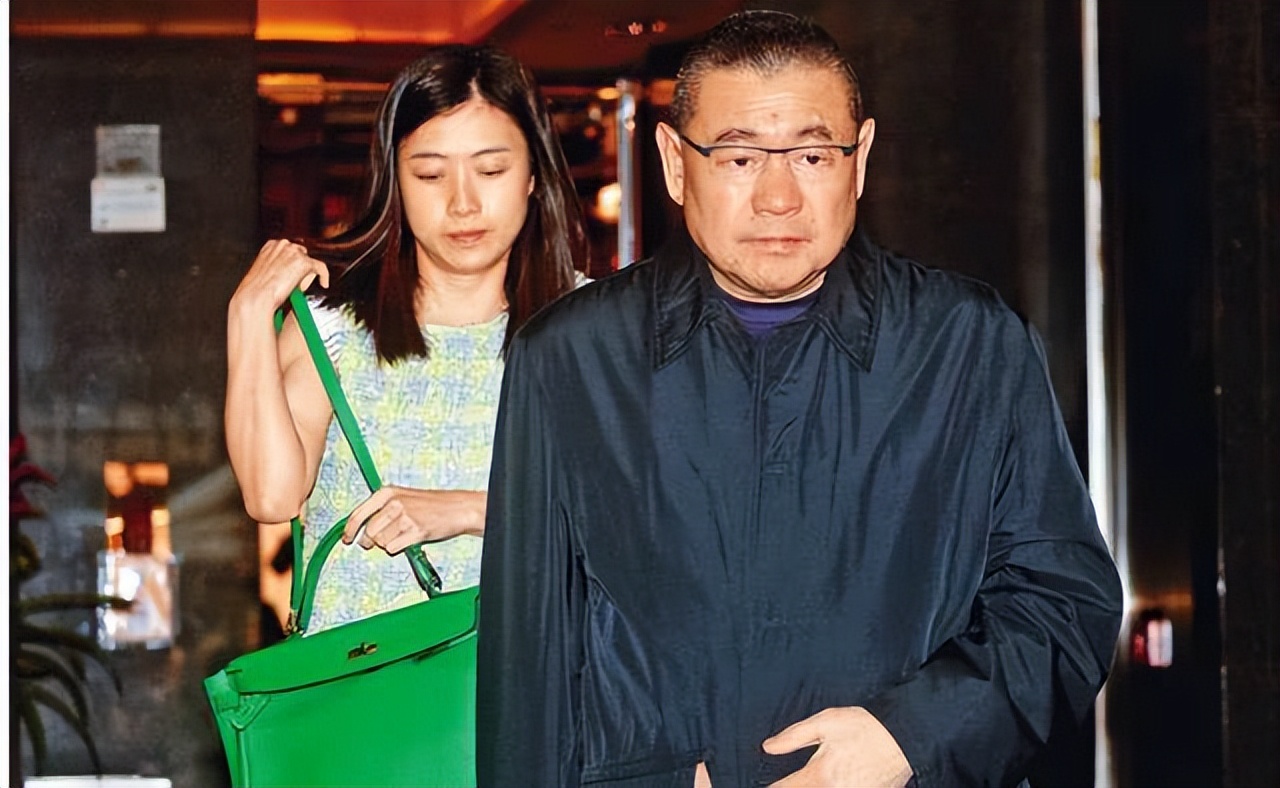 广东男人，逆袭成香港富豪，花10亿买飞机，如今妻子成接班人