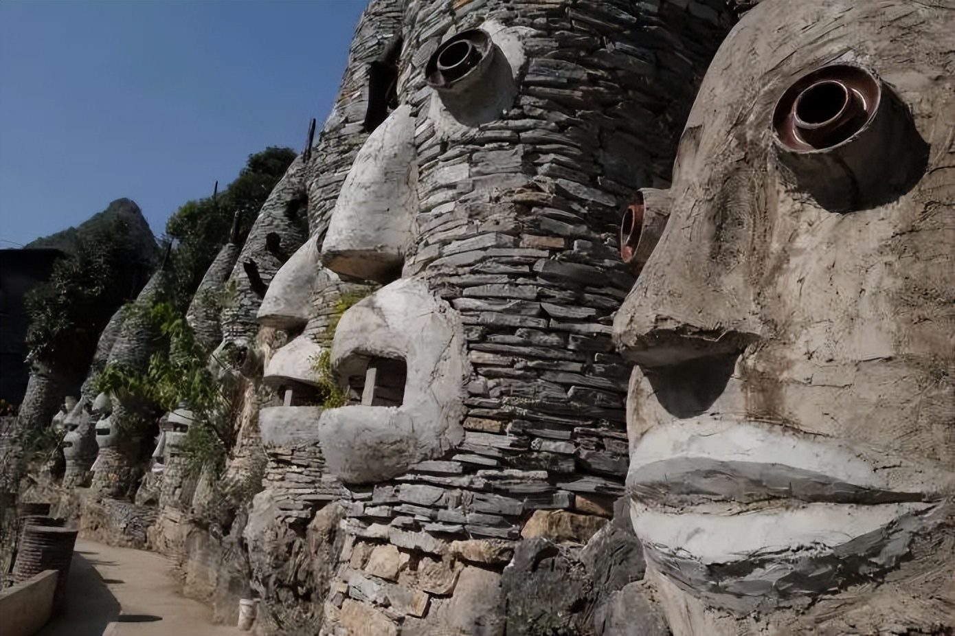 贵州80岁老人隐居深山打造古城,贵州一老人隐居在古堡30年