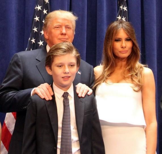 特朗普的虎妻伊凡娜：40岁被丈夫情人逼宫离婚，59岁四婚照样精彩