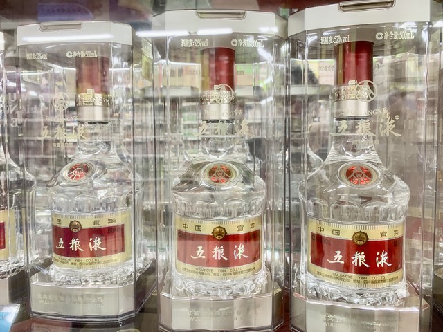 送礼五粮液还是茅台,送礼能送一瓶五粮液和一瓶茅台吗