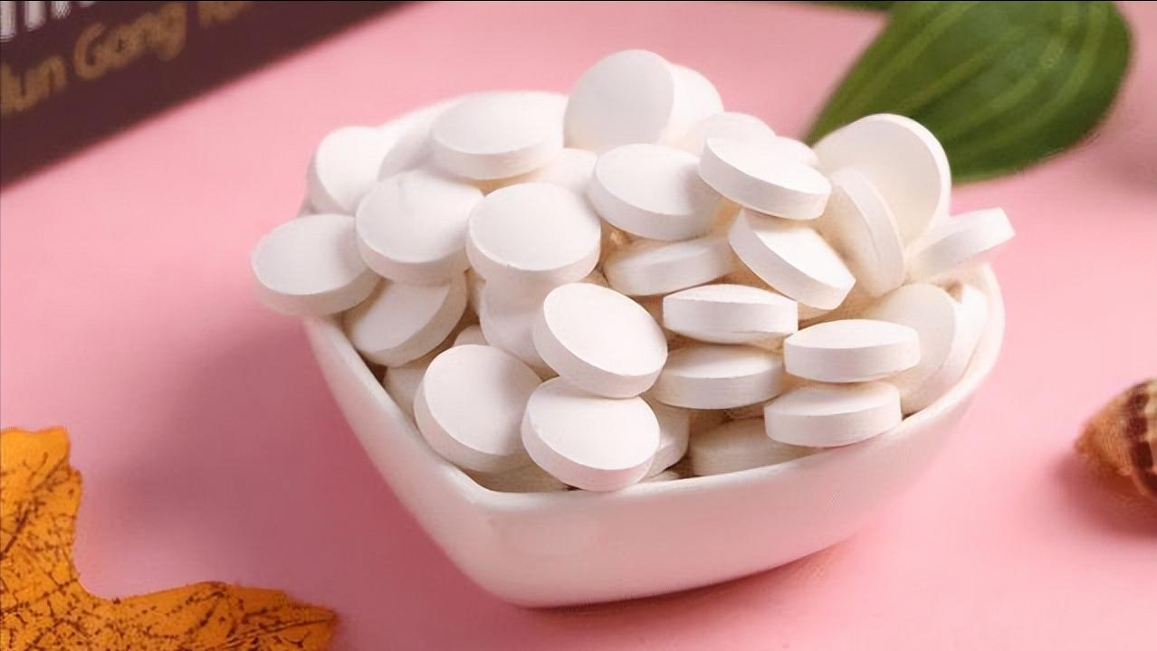 35岁男子坚持吃维生素C，后来怎么样了？医生：安全服用，牢记3点