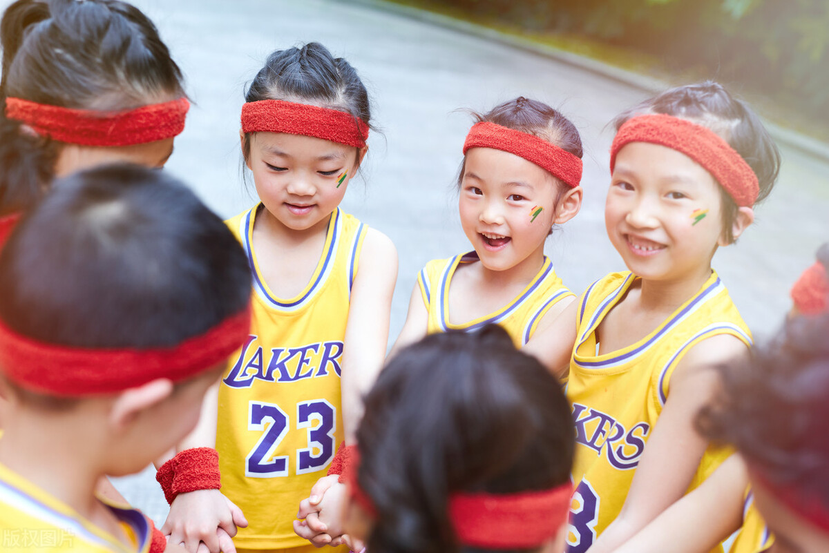 “那个奶奶真丑！”娃口无遮拦令人尴尬，从3处着手轻松提升情商