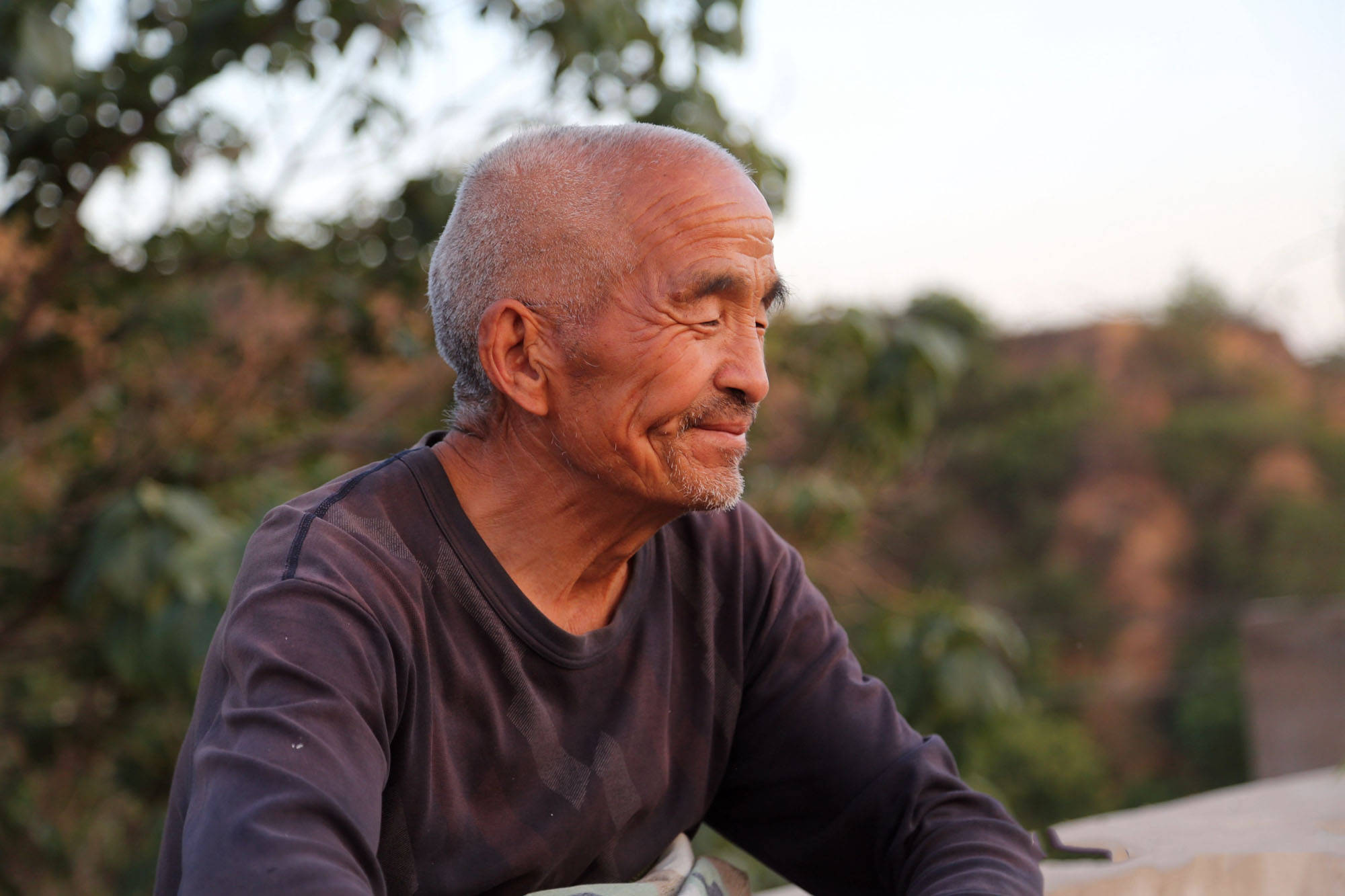 为什么老人去世子女葬礼上笑,为什么葬礼老人的家人还能笑