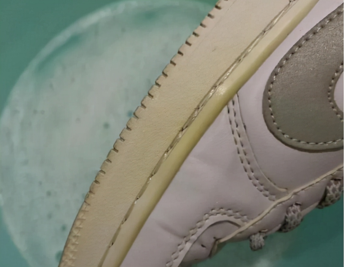 小白鞋变成黄色了怎么办,小白鞋变成小黑鞋怎么洗更干净