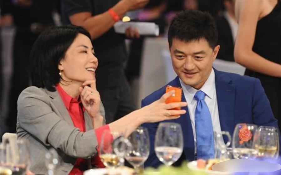 梦幻联动！李亚鹏和王菲谢霆锋开玩笑，网友猜测他对前妻念念不忘