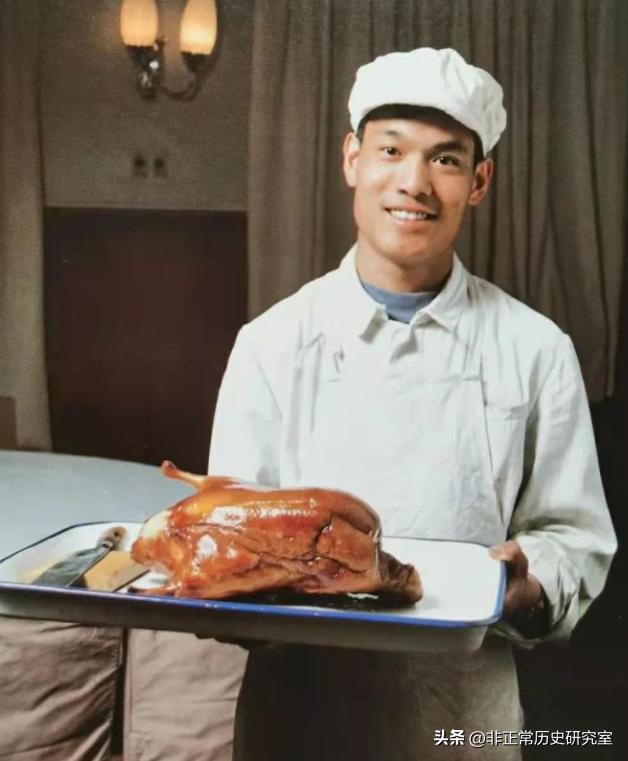 老照片：80年代的北京生活风貌，火车上供应茅台，牛肉一块八一斤