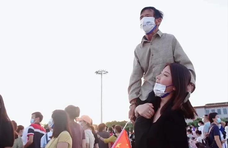 带养父旅游的河南女孩现状,女孩被抛弃养父母靠捡破烂养她