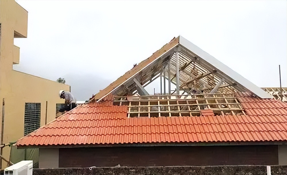 自建房房顶琉璃瓦利弊,树脂瓦红顶白底好用