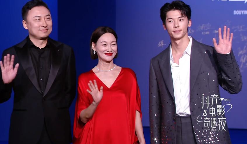 上海这一夜，内娱来了一大半，吴京谢霆锋拿大奖，冯小刚忙着交际