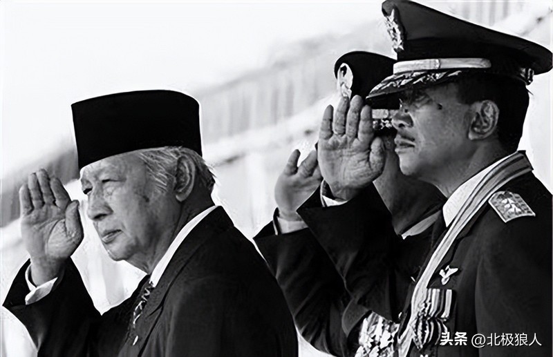 不堪回首，印尼政府主导的排华*乱暴**，让数十万华人横尸街头