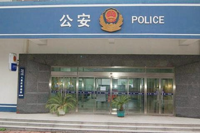 民工捡到3亿元的手镯,民工挖3亿金手镯完整版