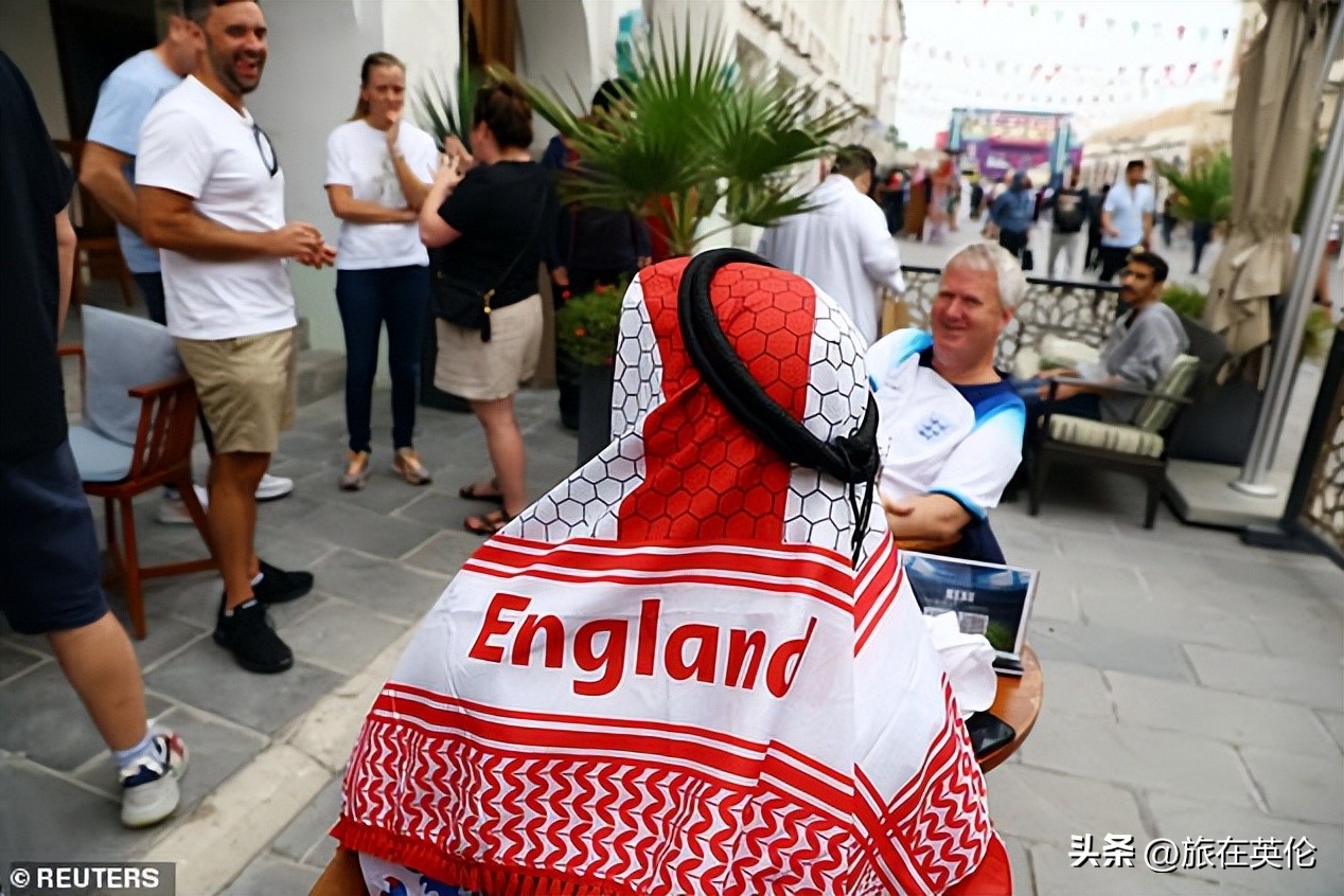 法国大战英格兰球迷,英格兰和法国球迷为主队加油助威
