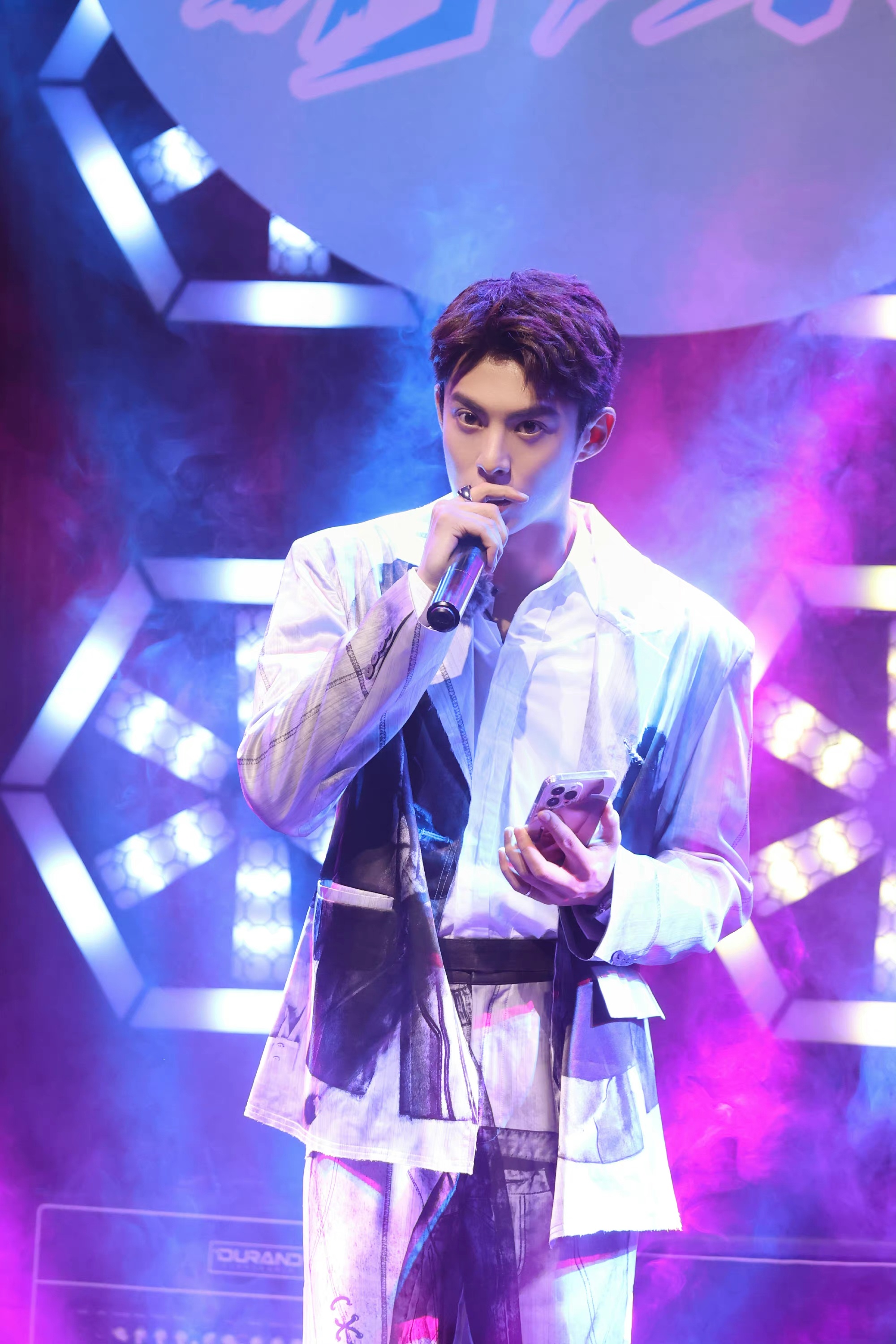 王鹤棣出席活动微博惊艳,王鹤棣一夜爆红的反应