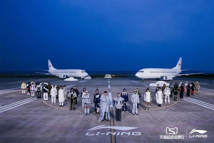 李宁“逐梦行”主题机场大秀展示秋冬新品​/Gap将裁减约500个职位