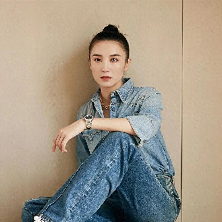 小宋佳：靠“吊带”上位，与已婚名导同居，42岁的她活的又酷又飒