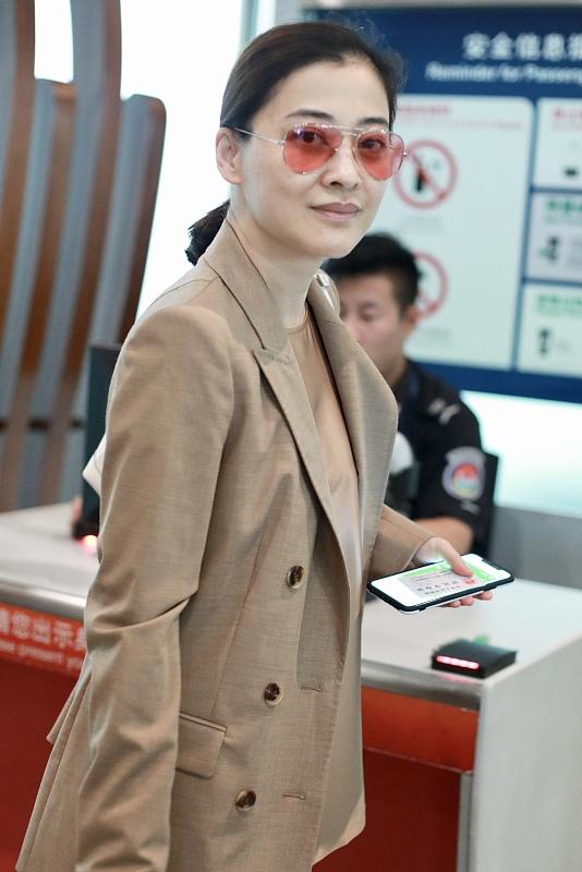 梅婷一家风衣配礼帽时髦又潇洒,梅婷穿的白衬衫和黑色阔腿裤