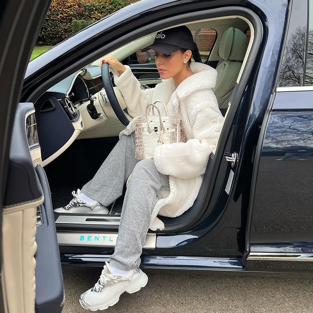 天生一对c罗对着乔治娜满脸宠溺,c罗穿红色西装和乔治娜出席典礼