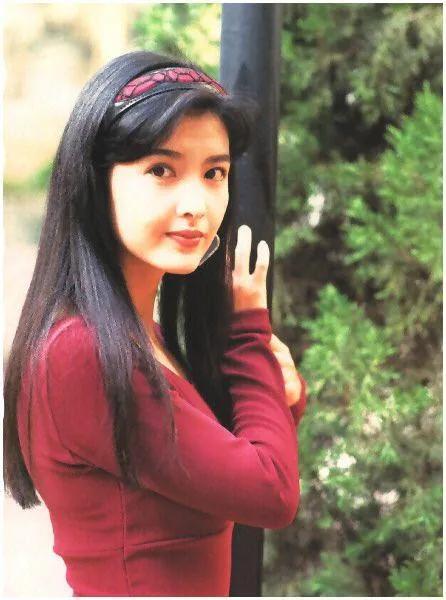 美女自有三分“龅”，不仅抗老而且显嫩，这7位女星都有轻微嘴凸