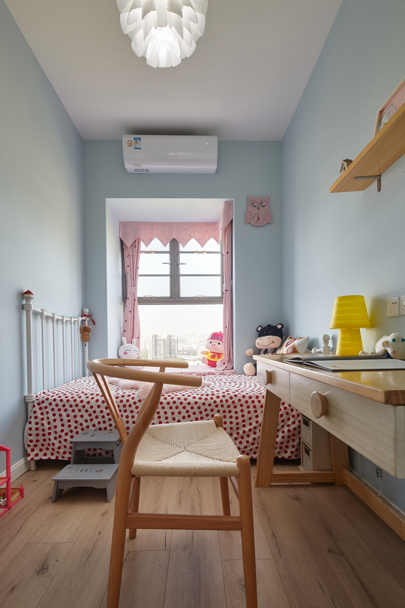 她家用木器漆打造出了独一无二的电视背景墙