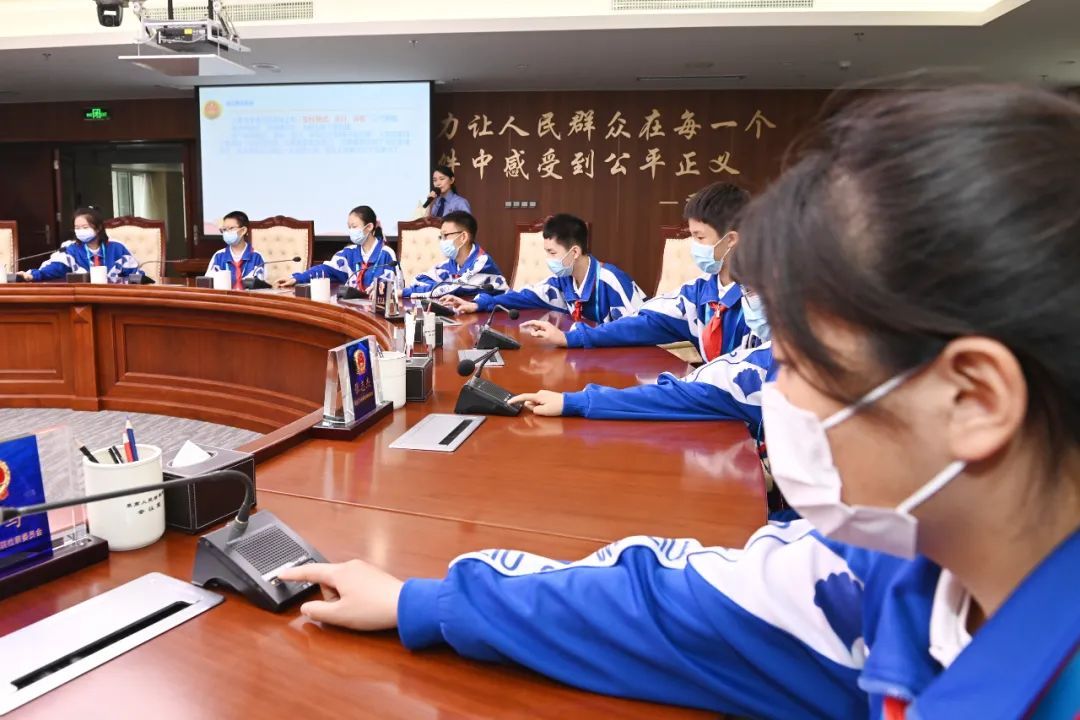 沉浸式体验法院零距离生动普法,零距离接触沉浸式体验