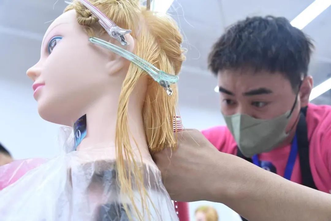 一朝亮“剪”技能比“美”“舒心传技莘绅向阳”职业技能大赛美发赛项决赛开赛