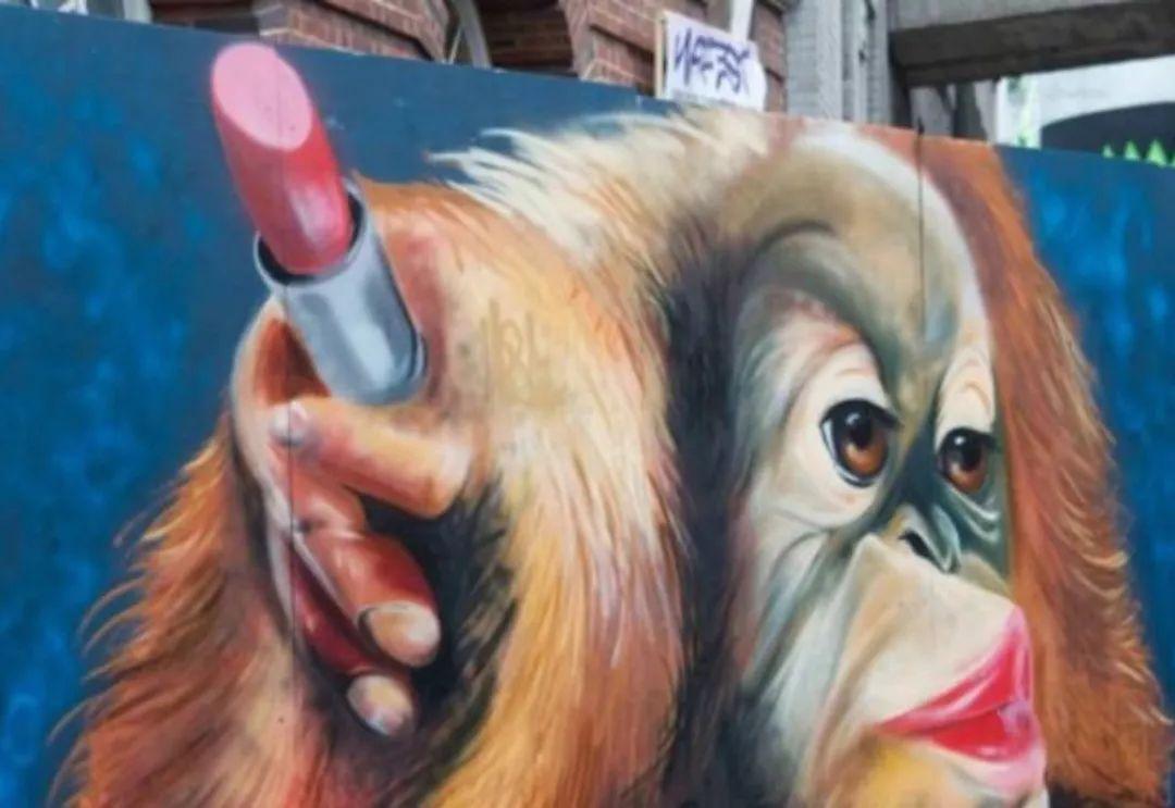 红毛猩猩被囚六年，培养成泄欲工具，身上溃烂也得接客