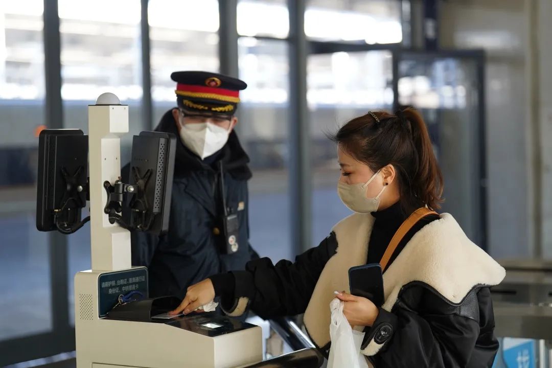 【新春走基层】春运首日，秦皇岛火车站人气满满