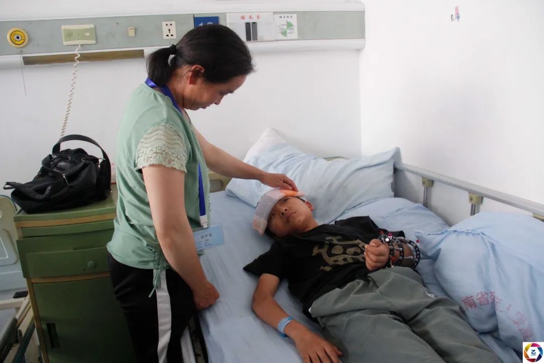 男子被石头砸伤怎么办,小男孩被石头砸到后续