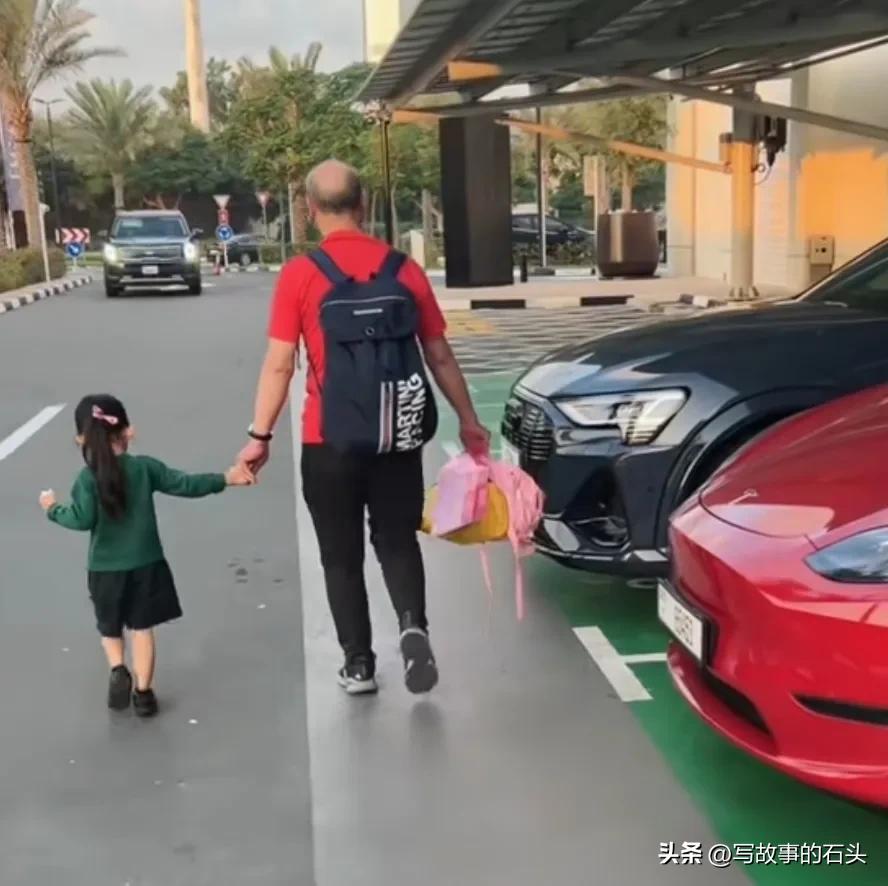 重庆小伙娶迪拜媳妇，生3娃，创业15年逆袭成功，把父亲接到迪拜