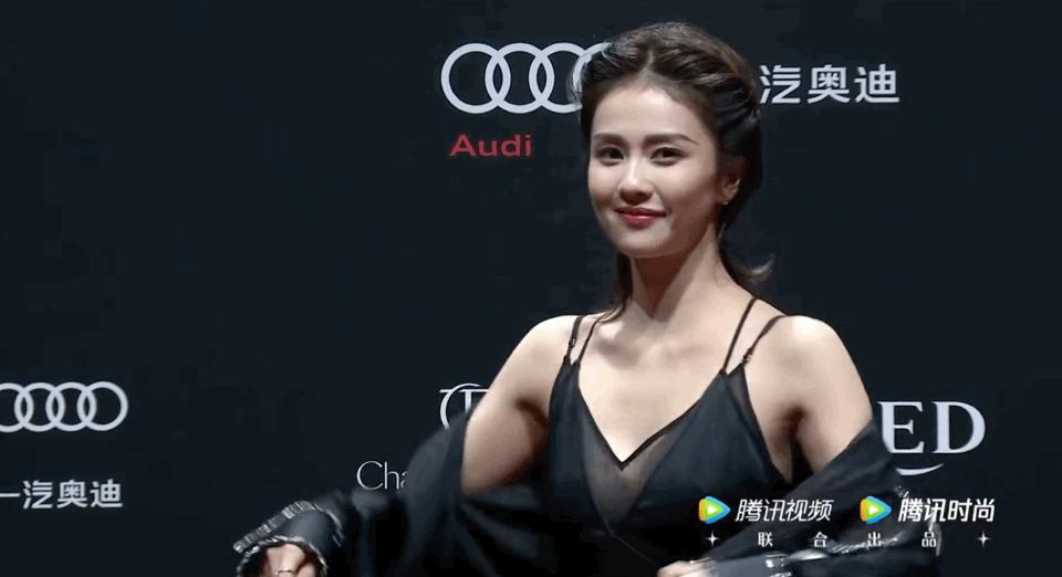 张嘉倪黑裙和网红同框,张嘉倪风波后首晒美照