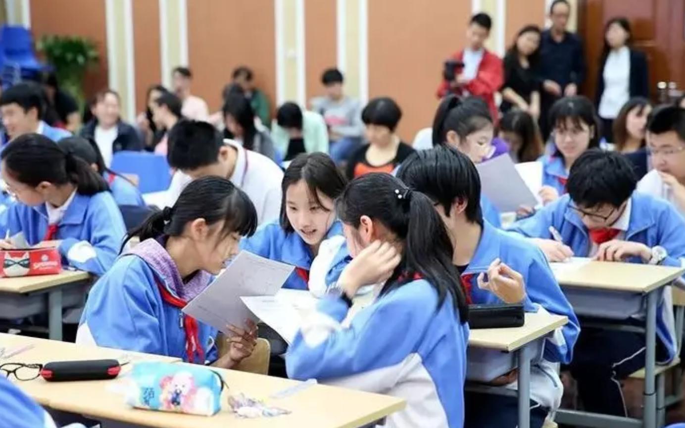 湖南一男教师当街摸8岁女孩胸,母亲快被气晕,处理结果惹不满