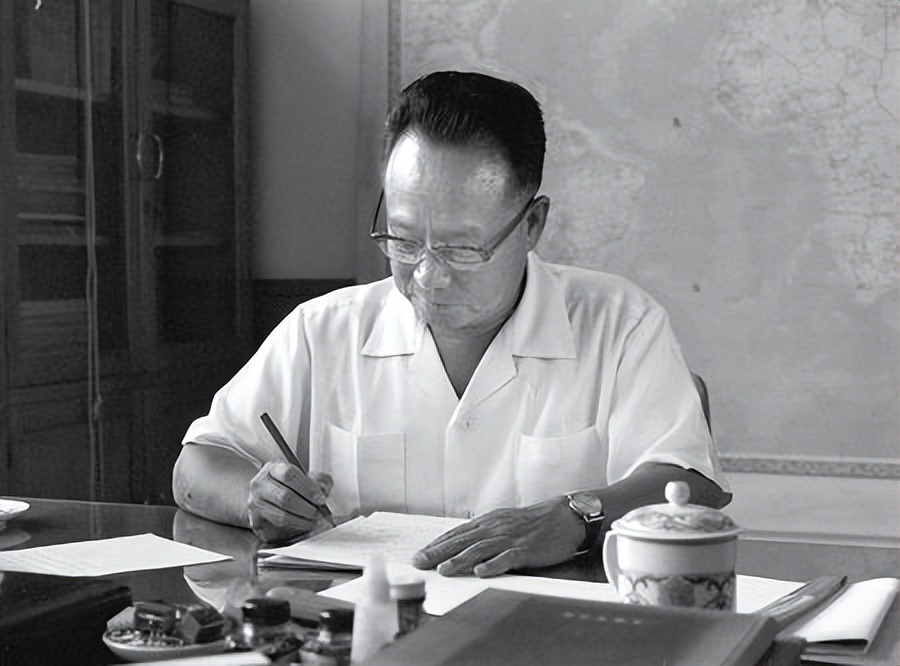 他是邓公的得力干将，17岁参加革命，61岁官至副国级，96岁去世