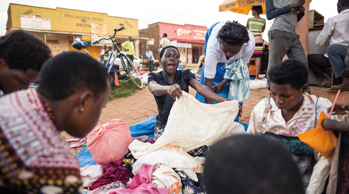 在非洲卖中国不要的衣服，一天狂赚20万！女式内衣最受当地人欢迎
