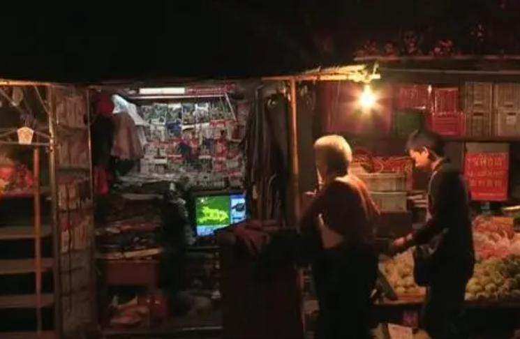 七旬摊贩竟然当众掌掴城管,地摊老汉当街掌掴城管怒吼